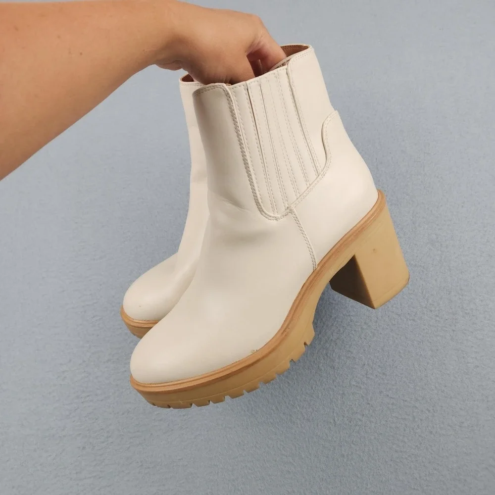 Universal Thread Boots Womens Size 8.5 White Ankle Chelsea Block Heel Lug Sole